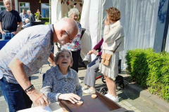 2023-05-13-WICHERUMLOO-oud-hollandse-spelletjes-en-poffertjes-eten-Verbindingsweek-11