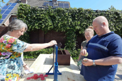 2023-05-13-WICHERUMLOO-oud-hollandse-spelletjes-en-poffertjes-eten-Verbindingsweek-17