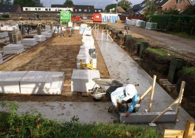 2014-10-07-storten-is-klaar-eerste-steen-wordt-gelegd-1