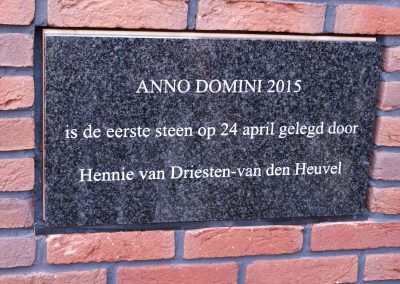 2015-04-24-eerste-steenlegging-door-Hennie-van-Driesten-van-de-Heuvel-131