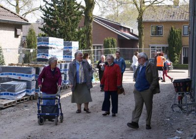 2015-04-24-eerste-steenlegging-door-Hennie-van-Driesten-van-de-Heuvel-21