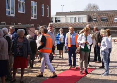 2015-04-24-eerste-steenlegging-door-Hennie-van-Driesten-van-de-Heuvel-29