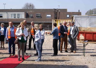 2015-04-24-eerste-steenlegging-door-Hennie-van-Driesten-van-de-Heuvel-30