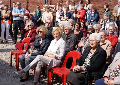 2015-04-24-eerste-steenlegging-door-Hennie-van-Driesten-van-de-Heuvel-94