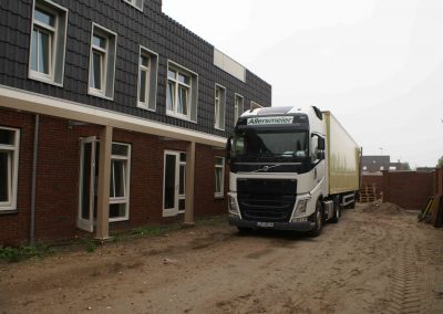 2015-07-13-keukens-uitladen-door-vrijwilligers-1