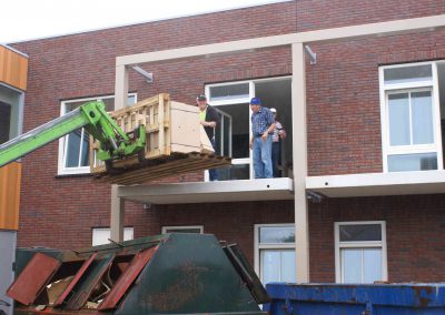 2015-07-13-keukens-uitladen-door-vrijwilligers-8